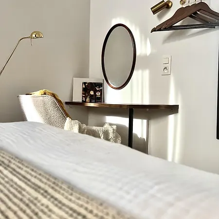 3 Min Walk-meir Cozy 3-4br House